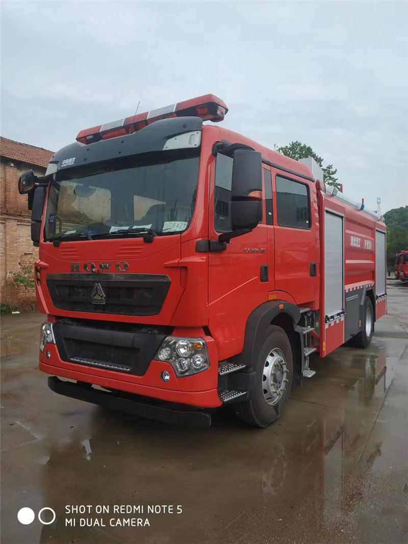 8ton HOWO dieselmotor brandsläckning vattentank brandbil brandbil1