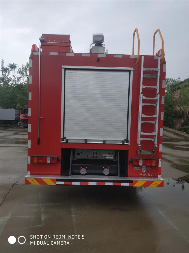 Camión de bomberos con tanque de agua para extinción de incendios con motor diésel HOWO de 8 toneladas3
