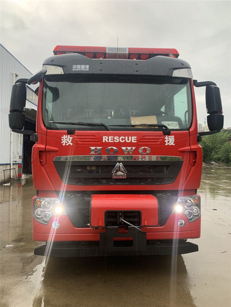 Camion de salvare și stingere a incendiilor HOWO cu capacitate mare pentru apă și spumă și instrumente complet echipate3