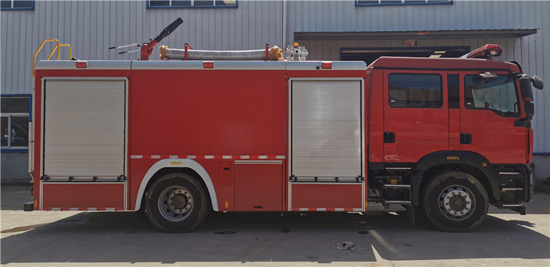 SITRAK-City-Tűzoltó-motor-teherautó-jármű-vízhab-felszerelés-lámpával1