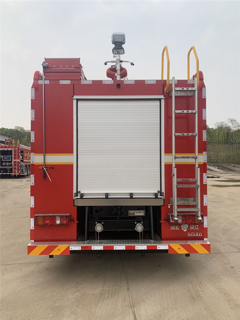 Municipal MAN city water foam powder fire fighting truck with equipment light2